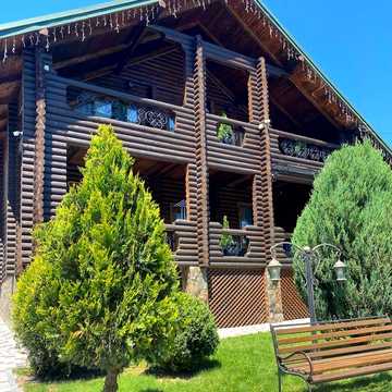 Будинок в горах з каміном на дровах
