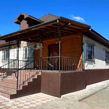 Будинок та земельна ділянка