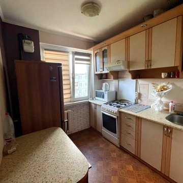 Продаю 2 кім в центрі Хлібна