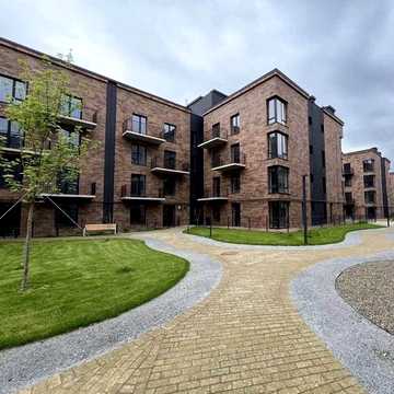 Терміновий продаж 2-кімнатна квартира з власним патіо  та чорновим ремонтом і матеріалами