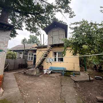 Продам частину будинка. Ворзель. Під ремонт. 100м2. 3,85соток. Газ. Дровяний котел. Септик. 4 кімнати. Вихід на дві вулиці. Шкидкий виїзд. Без комісії