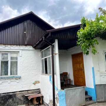 Продається пів будинку в м. Сквира