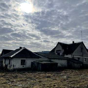 Житловий будинок з великою ділянкою та господарськими будівлями