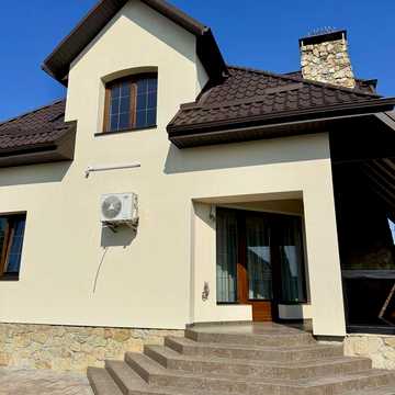 Продаж будинку зі стильним інтерʼєром у передмісті