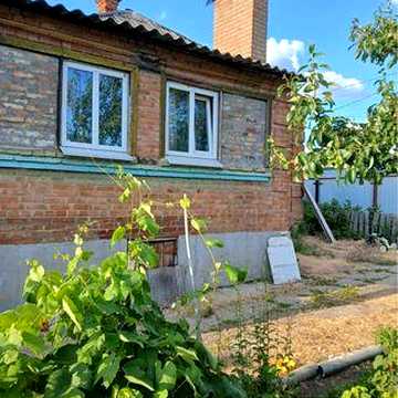 Продється 1/2 будинку з окремим двором.