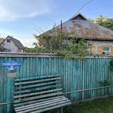 Продається затишний будинок в центрі села Дубіївка.
