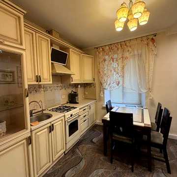Продам трикімнатну   квартиру Орловська 5