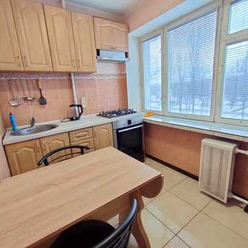 метро Лівобережна 15хв., 2 кім.роздільна, низький поверх, газ!