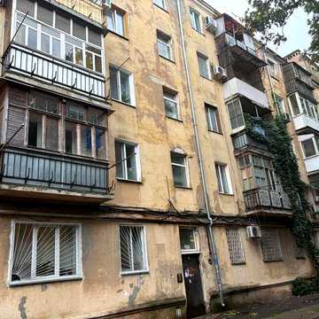 Продам 2 кім. квартиру на Богдана Хмельницького. Ремонт.