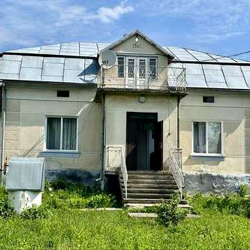 Житловий будинок з присадибною ділянкою, літнею кухнею, гаражем, стодолою