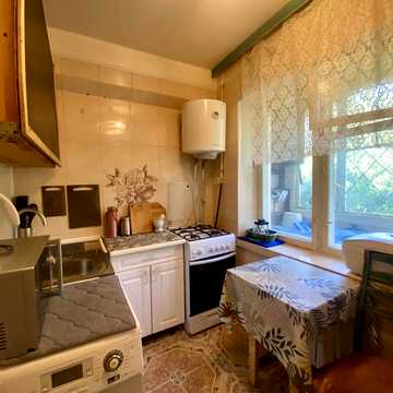 Продам 1 кімнатну метро Лівобережна , куліша 9.