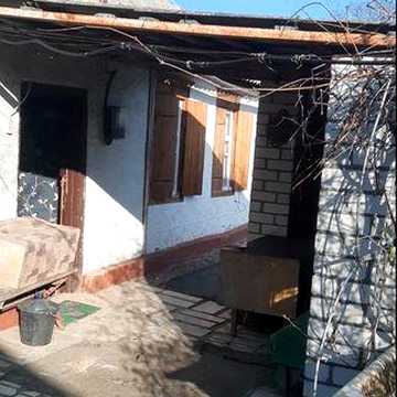 Домик  с участком земли, садом, тепличкой , подвалом и т.д.