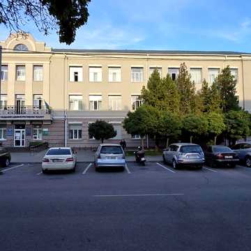 Оренда 2-кімнатної в Центрі напроти ЦНАПа. 2-й поверх. Меблі і техніка.
