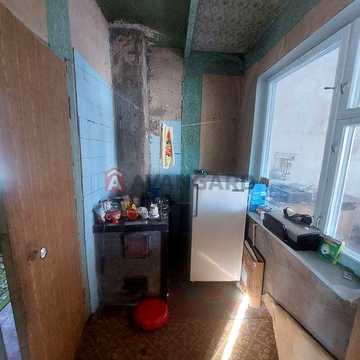 Садовий будинок біля лісу та річки