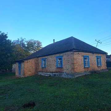 Будиночок з земельною ділянкою