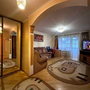 Продається трьохкімнатна квартира 69.5м2 від власників, цегляний будинок, тихий район.