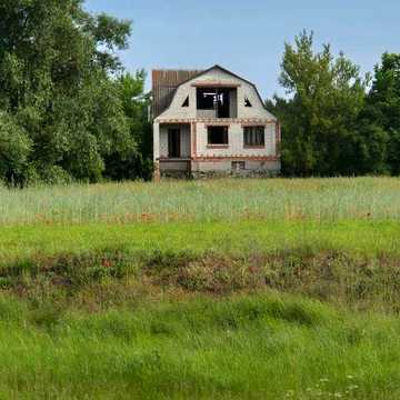 Незавершений будинок та земля у с. Годиха біля річки