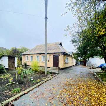 Продаж будинку в містечку з заповідником
