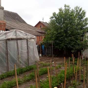 Здається в оренду будинок з гаражем, для сімейних людей,адекватних переселенців!