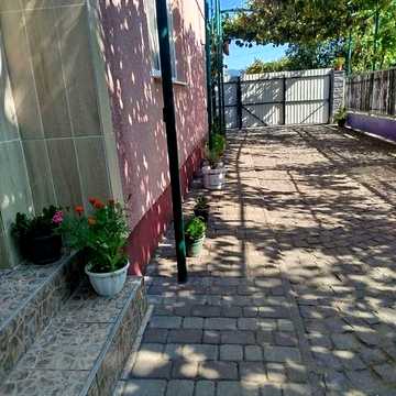 Власник. Здам будинок в довгострокову оренду в центрі міста.