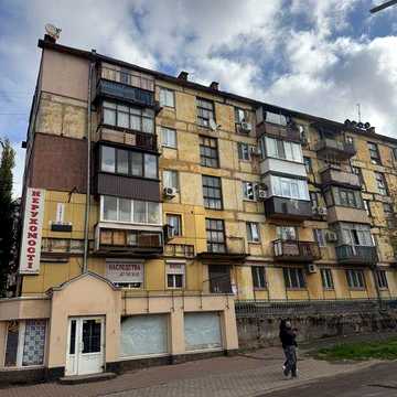 Продам Трехкомнатную квартиру на Артеме ул.Тесленко Саксаганский р-н.