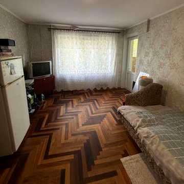 Продам 2 ком.кв.МОТОРОСТРОИТЕЛЕЙ 16.500у е.  3 этаж