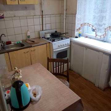Лесі Українки ,28; Печерська метро -50 метрів; 3х кімнатна квартира на 2му поверсі , стан жилий
