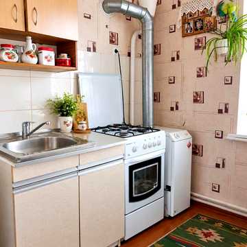 Ціну знижено! Продам 1 к кв з авт опаленням погрібом сараєм та зем ділянкою