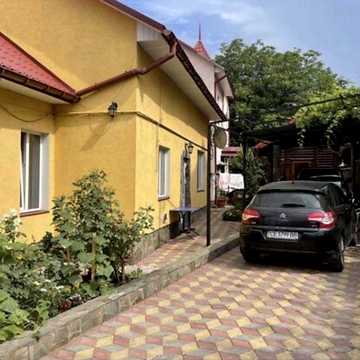 Продається домоволодіння з трьома будинками на одній території: два будинки та окремий дерев’яний будинок зі зруба.
