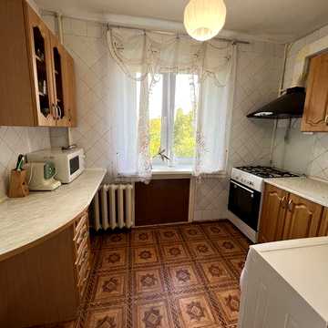 Продам 4-кімнатну квартиру біля парку Космонавтів