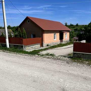 Будинок із земельною ділянкою