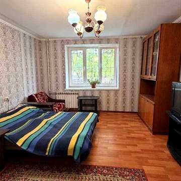 Продам 2-кімнатну квартиру в центрі, стандартне планування, спецпроект