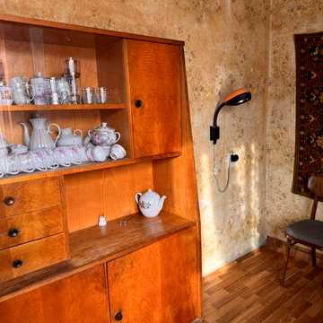 Продаж 2-кімн 46 м кв, метро Святошин 7 хвилин пішки, 3 поверх, червона цегла, газифікован, газ. колонка, стадіон, школа і садочок у дворі
