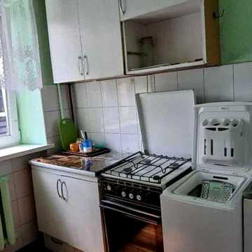 Двокімнатна поруч з метро Либідська, є газ!