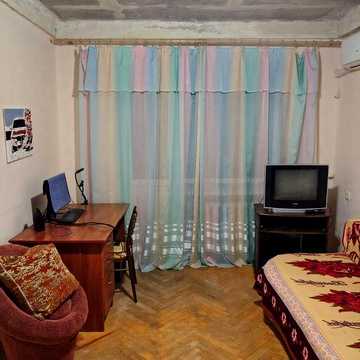 1кім. кв. бул. П. Вірського  (Саратовська) 10 , метро Нивки.