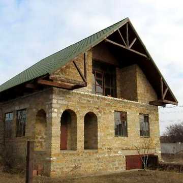 Будинок з гаражем і чудовою ділянкою в тихому районі