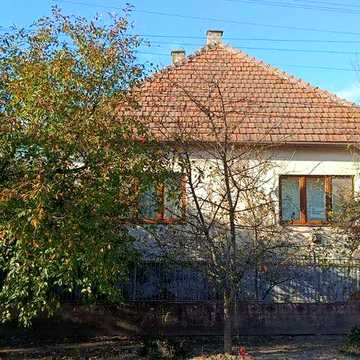 Будинок з двома входами і великим подвір’ям у селі Батрадь