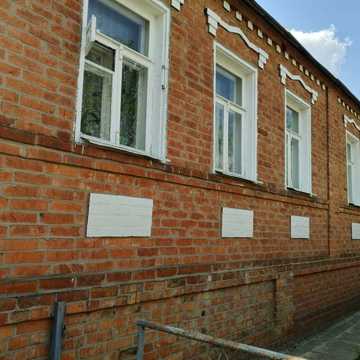 Продаю добротный кирпичный дом в удобном р-не г Мерефа