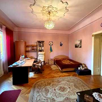 Продається 3-кімнатний румунський люкс в історичному Центрі міста