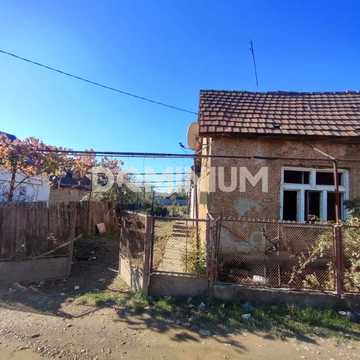 Продається будинок з великою ділянкою.