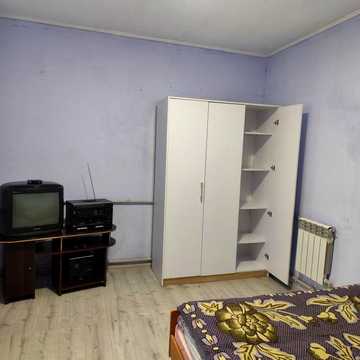 Сдаётся 1 к. дом на Ленпоселке.