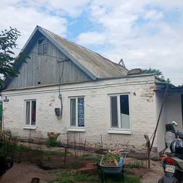 Продам 1/2 будинку. Всі зручності.
