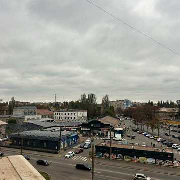 Продаю по Гетьманській 2кімнатну квартиру на 7 поверсі вікнами на Варус з окремими кімнатами і лоджією