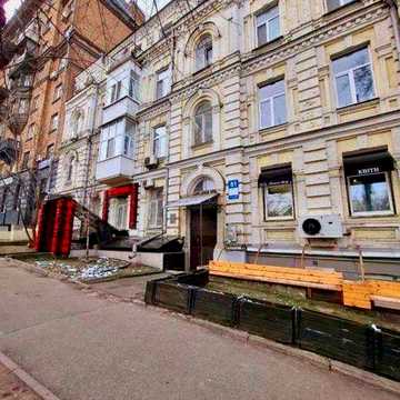 Без% Продаж центр 2к квартира висота стелі 4м низький поверх цегляний будинок ГАЗ ліфт до метро пішки 10 хвален