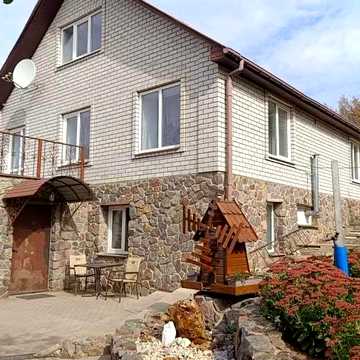 Сучасний будинок у Чугуєві з ландшафтним двором