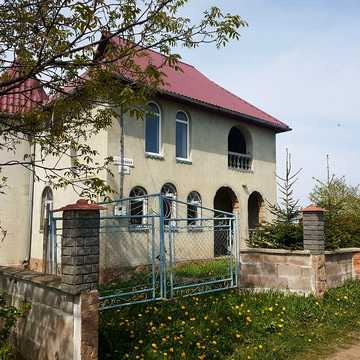 Продається дачний будинок в смт.Козова Тернопільської області.Площа 57,7 м. кв. загальна площа земельної ділянки - 6 сот. Є проведений газ, світло.
