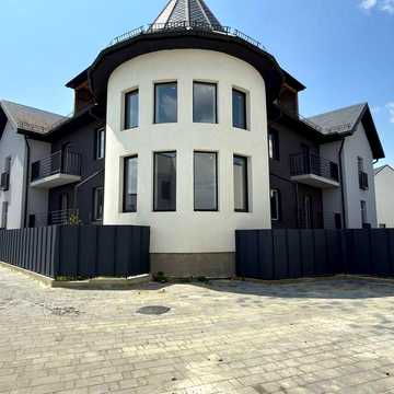 продаю 2 - кімнатну квартиру у малоповерховому будинку