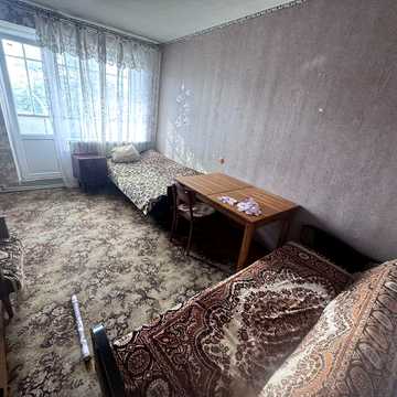Здаэться 2х комнатна квартира, в районі центрального ринку(провулок камяний) автономне опалення( свій лічильник на газ)