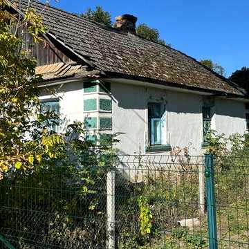 Продається житловий будинок з надвірними господарськими будівлями та ділянкою