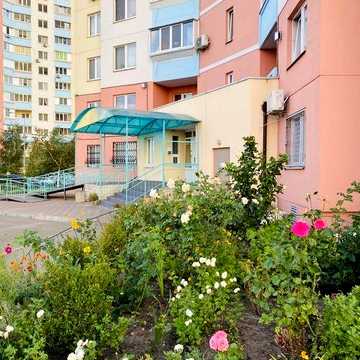 сдам СИМПАТИЧНУЮ 1 кВ. Студио ( 35 м2) . Ул. Милославская 2.